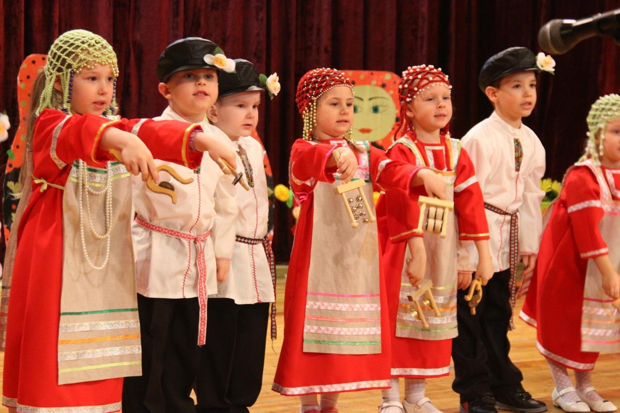 Фольклорный вокальный жанр особенно любимый детьми. Музыкальный фольклор. Русские народные костюмы для детей. Фольклор для детей. Фольклорные костюмы для детей.
