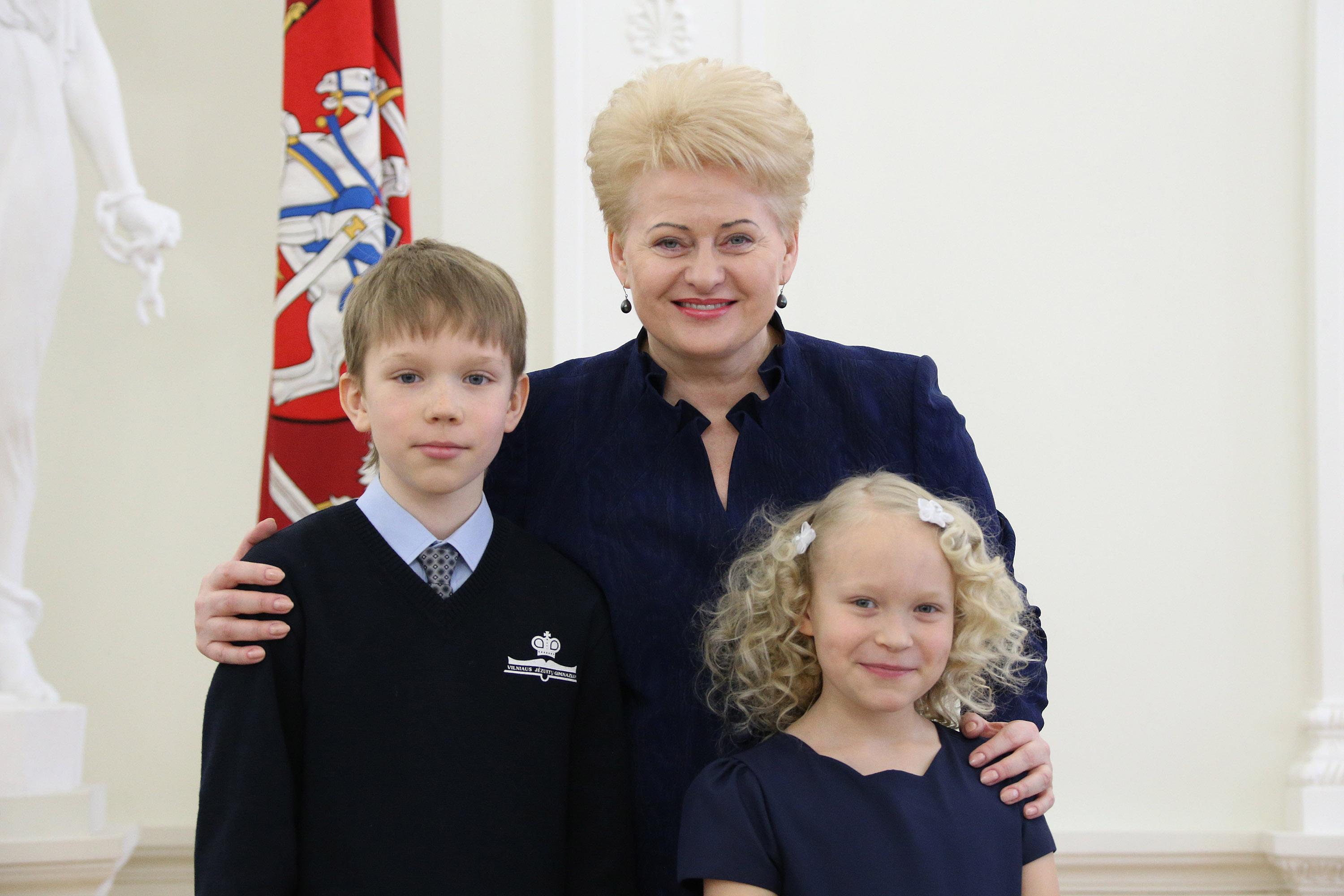 Президент литвы с сыном в платье