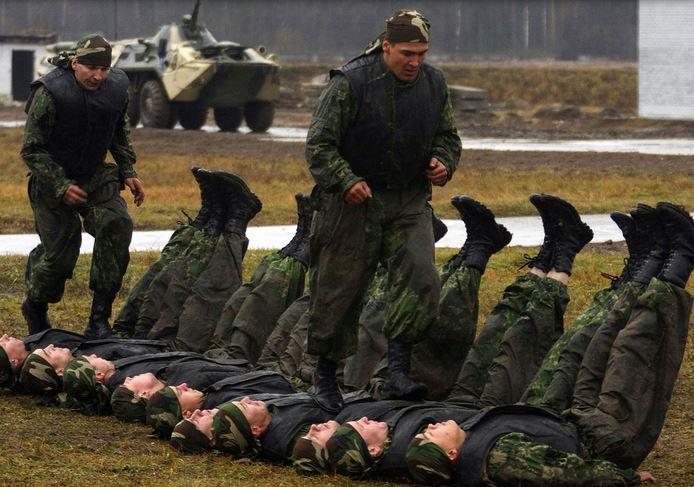 Власть военных. Тренировка спецназа. Спецназ России тренировки. Спецназ срочники. Контрактники спецназа гру.