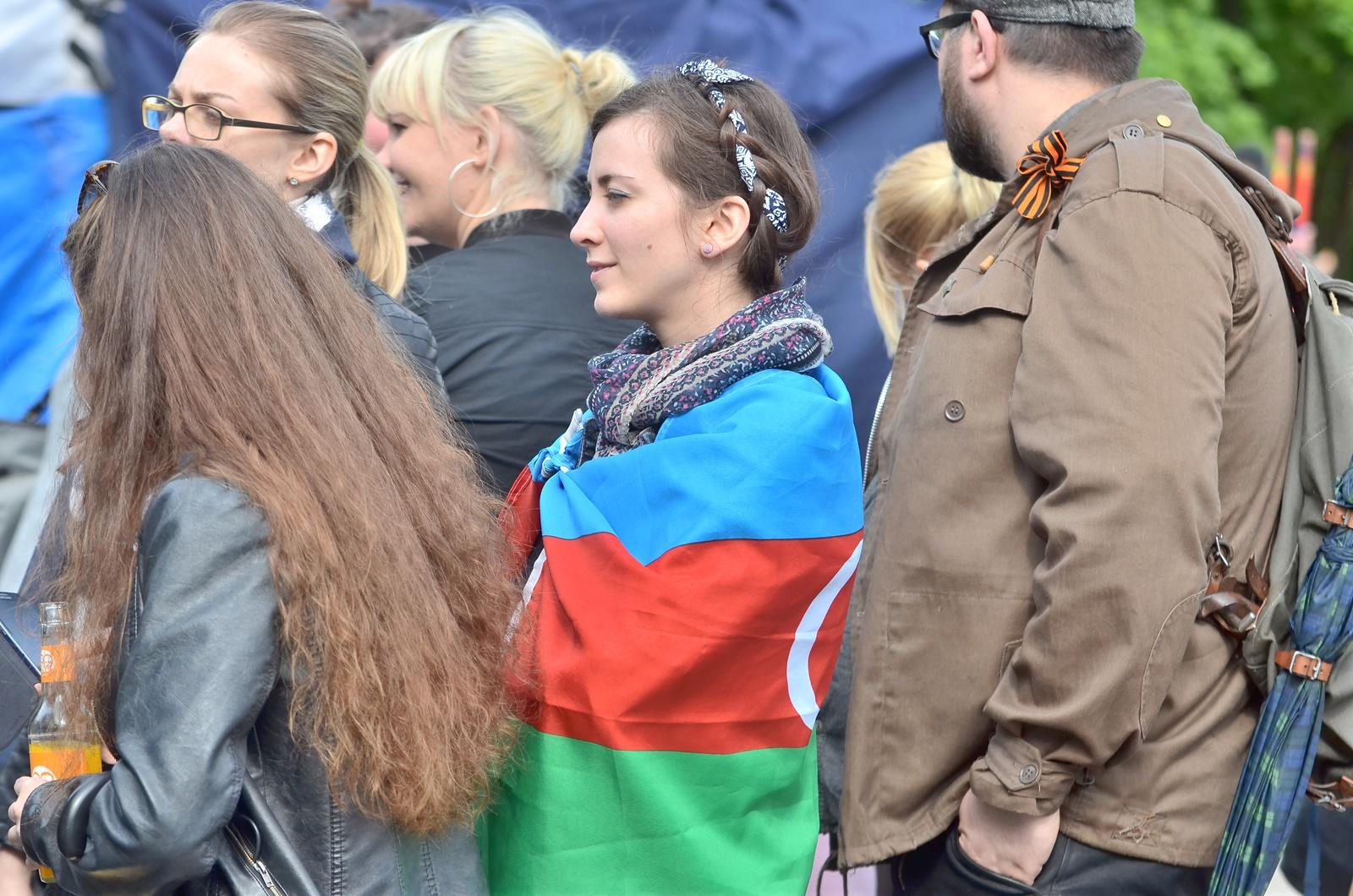 Русские berlin. Кудрявый оппозиционер. Журналист оппозиционер. Оппозиционер женщина в очках.