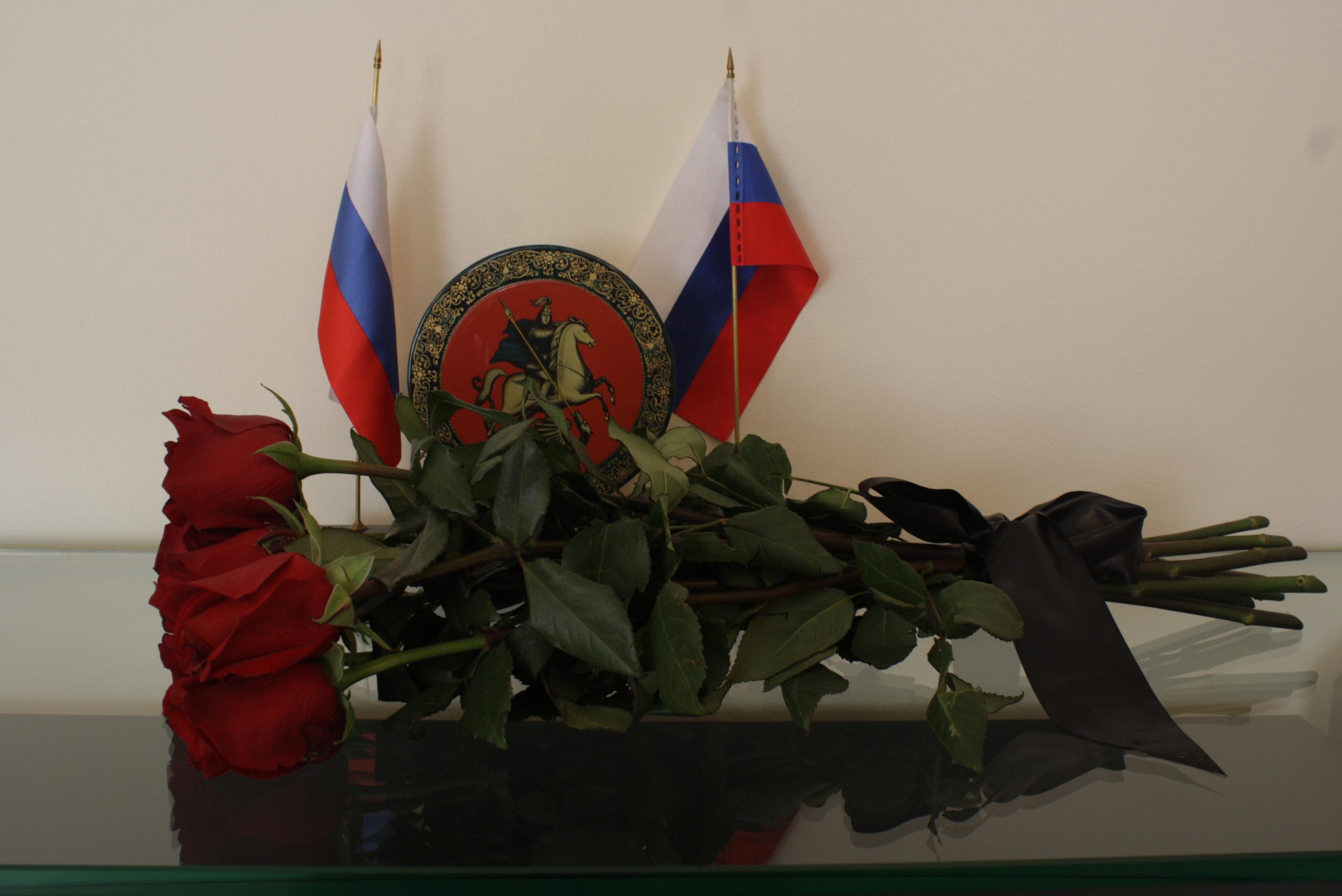 Траурный флаг россии фото