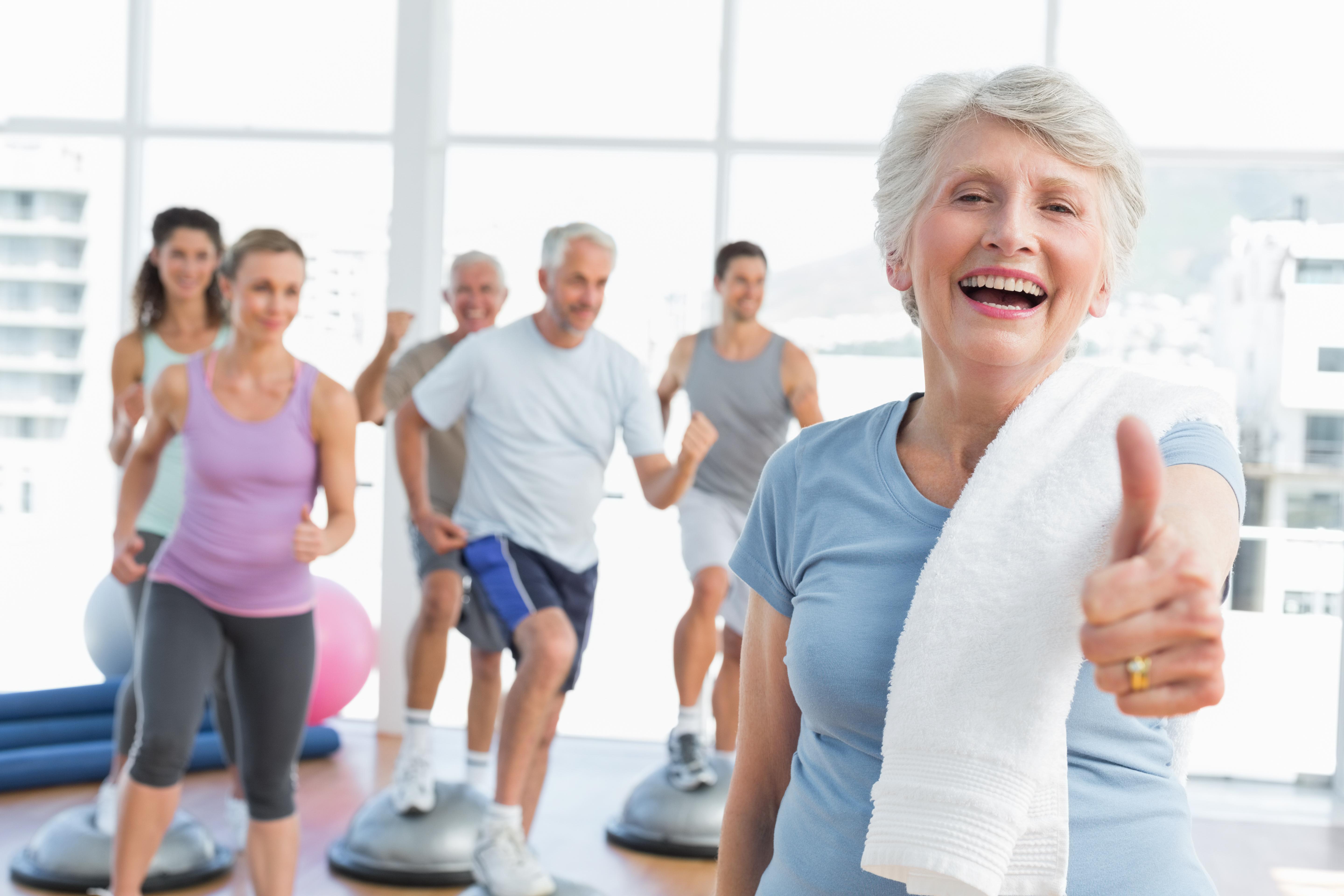 Организма в любом возрасте. Фитнес для пожилых людей. Пожилые люди занимаются спортом. Физкультура для пожилых. Физическая активность пожилых.