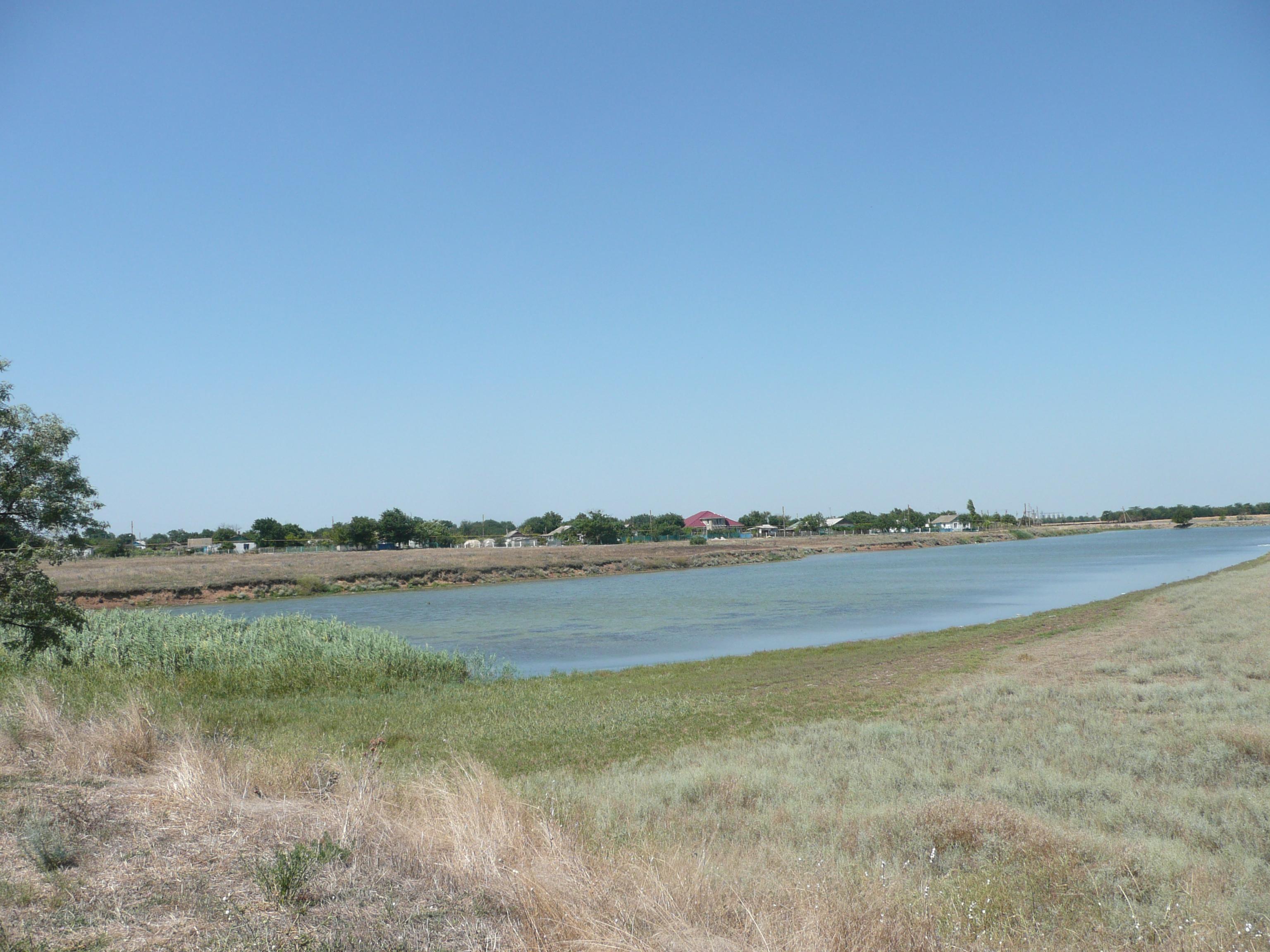 Под азовским морем. Несоленое море. Мариуполь побережье азовского моря. Азовское море вода йодовое. Черное красное азовское море.
