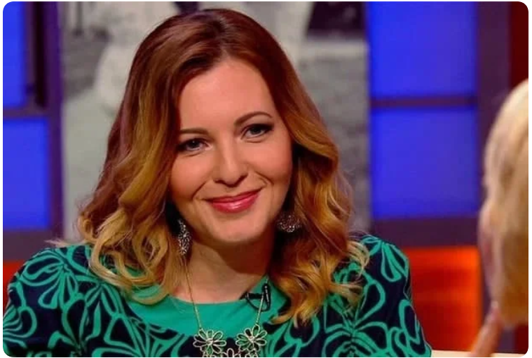 Жалаңаш қыздар бағанада билейді