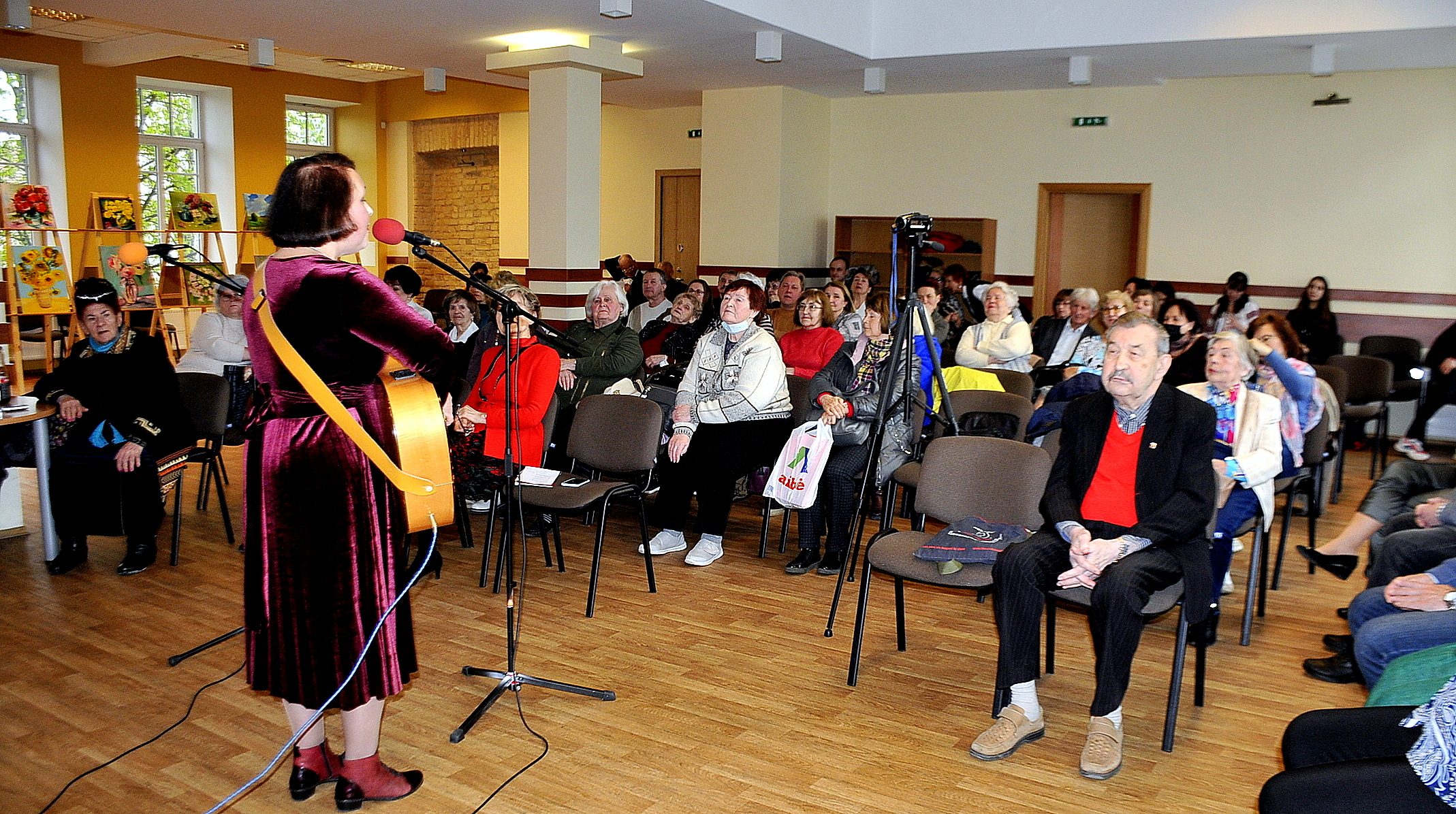 концерты литва. дирижер - захар бутенко. группа балтийский камерный оркестр. министр культуры литвы симонас кайрис. литовская национальная филармония.