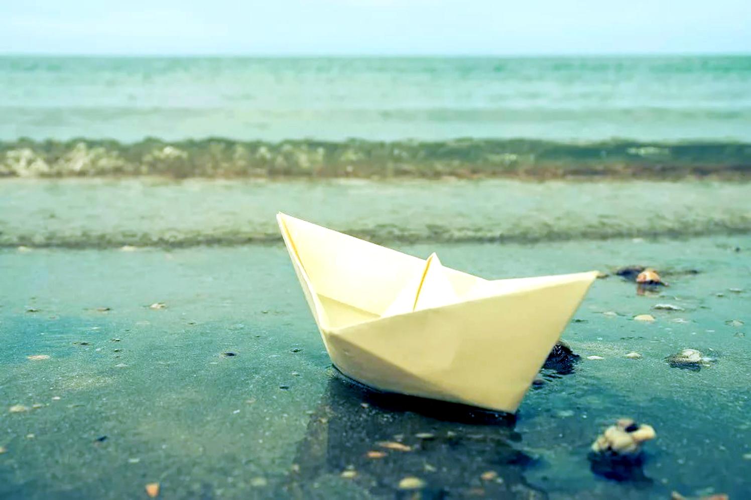 Слушать бумажные кораблики. Бумажный кораблик. Кораблик Эстетика. Бумажный кораблик Эстетика. Море кораблик бумага.