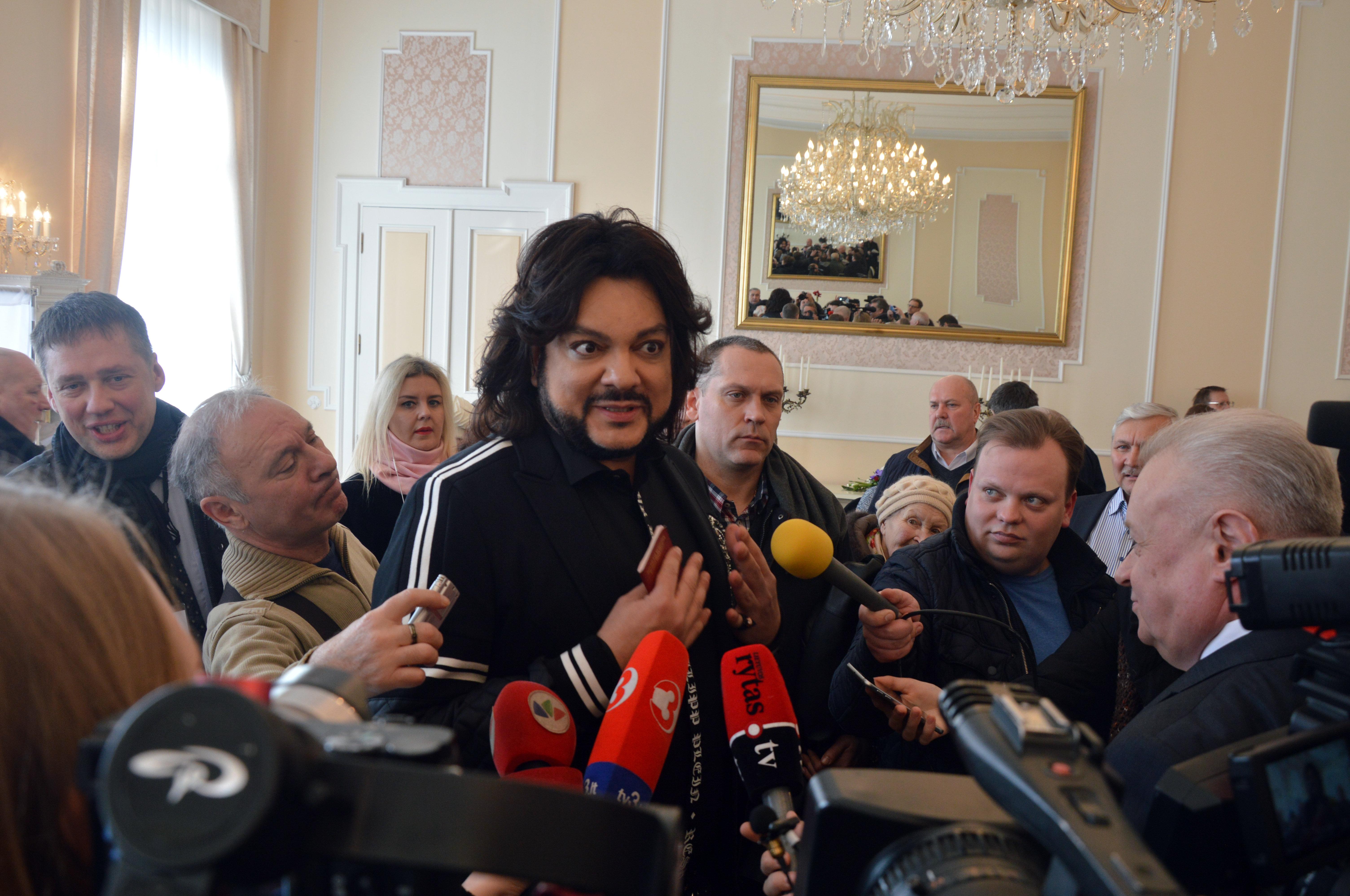 Мк певец. Киркоров наряды. Киркоров на выборах. Киркоров концерт. Киркоров с дедушкой.