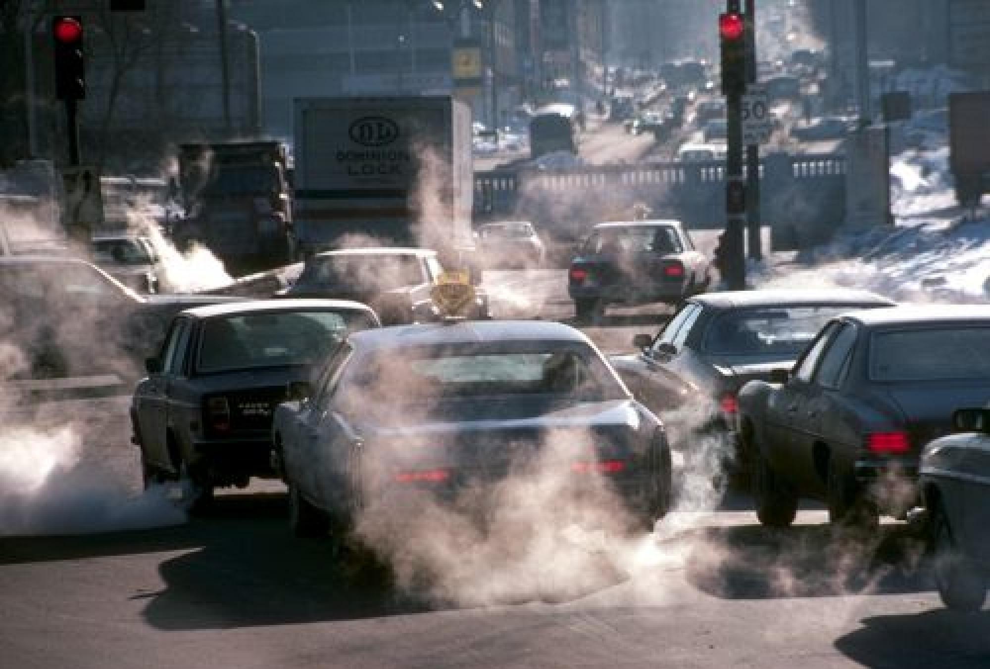 Выхлопные газы машин. Выхлопные ГАЗЫ. Выхлоп машины. Влияние транспорта на окружающую среду. Машины загрязняют воздух.