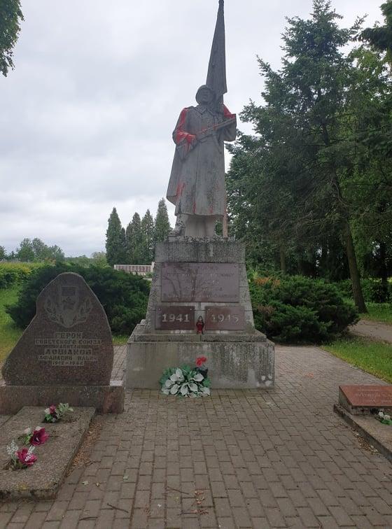 Картинка памятник советскому солдату в берлине с девочкой на руках