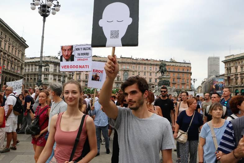 Общество италии. Движение протеста в Италии. Митинги в Италии 2021. Протесты в Италии 2022. В Италии прошел митинг против дискриминации россиян.