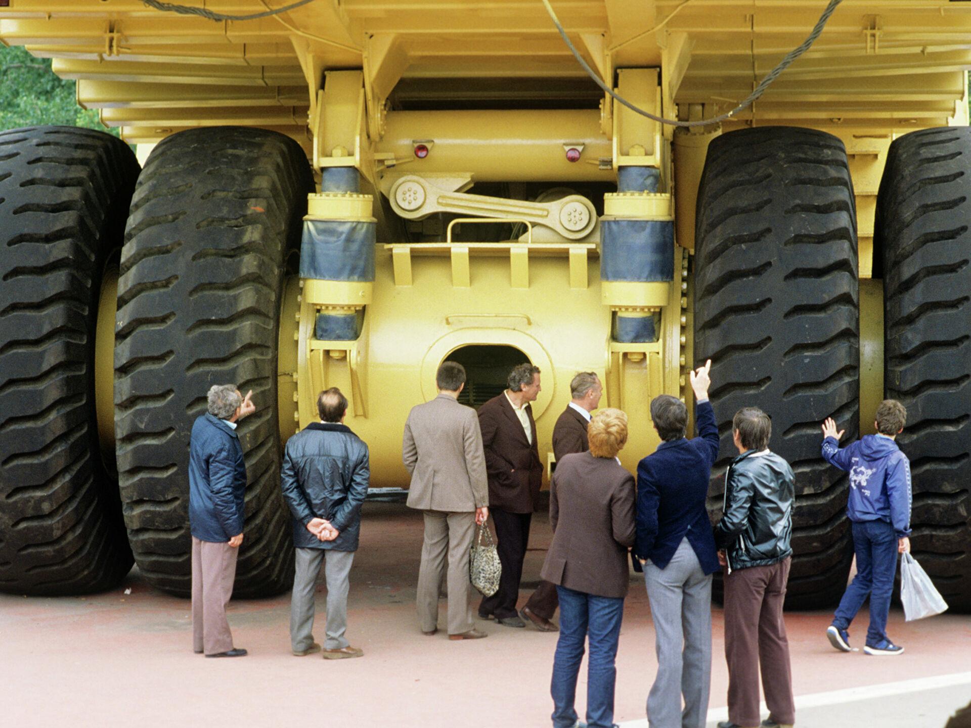 Самый большой ком. БЕЛАЗ 500 тонн. Самый большой БЕЛАЗ В мире 500. БЕЛАЗ-75710 И ЗИЛ. Самый большой БЕЛАЗ В мире и КАМАЗ.