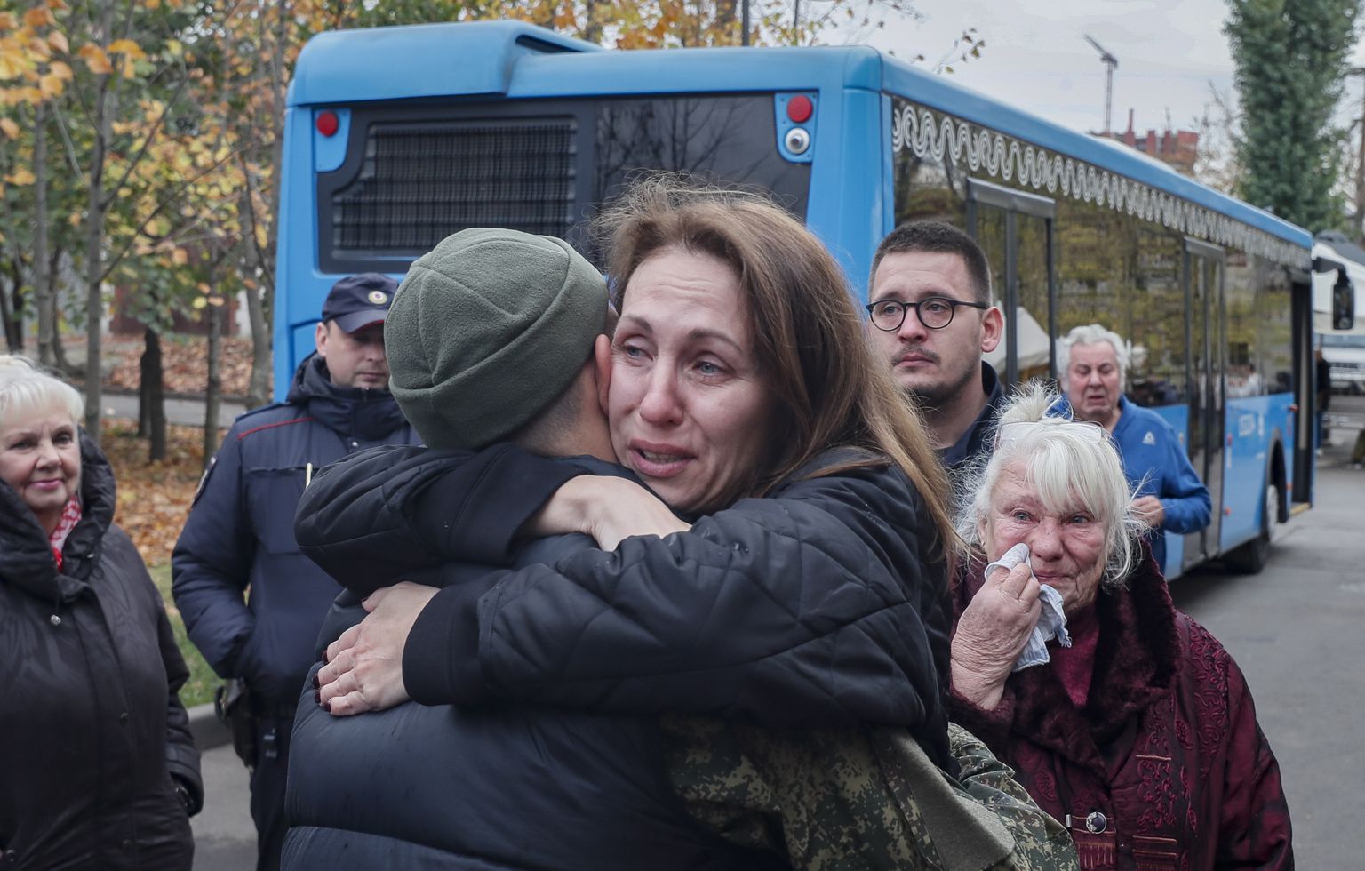 Муж обнаружил сперму на платье жены порно видео