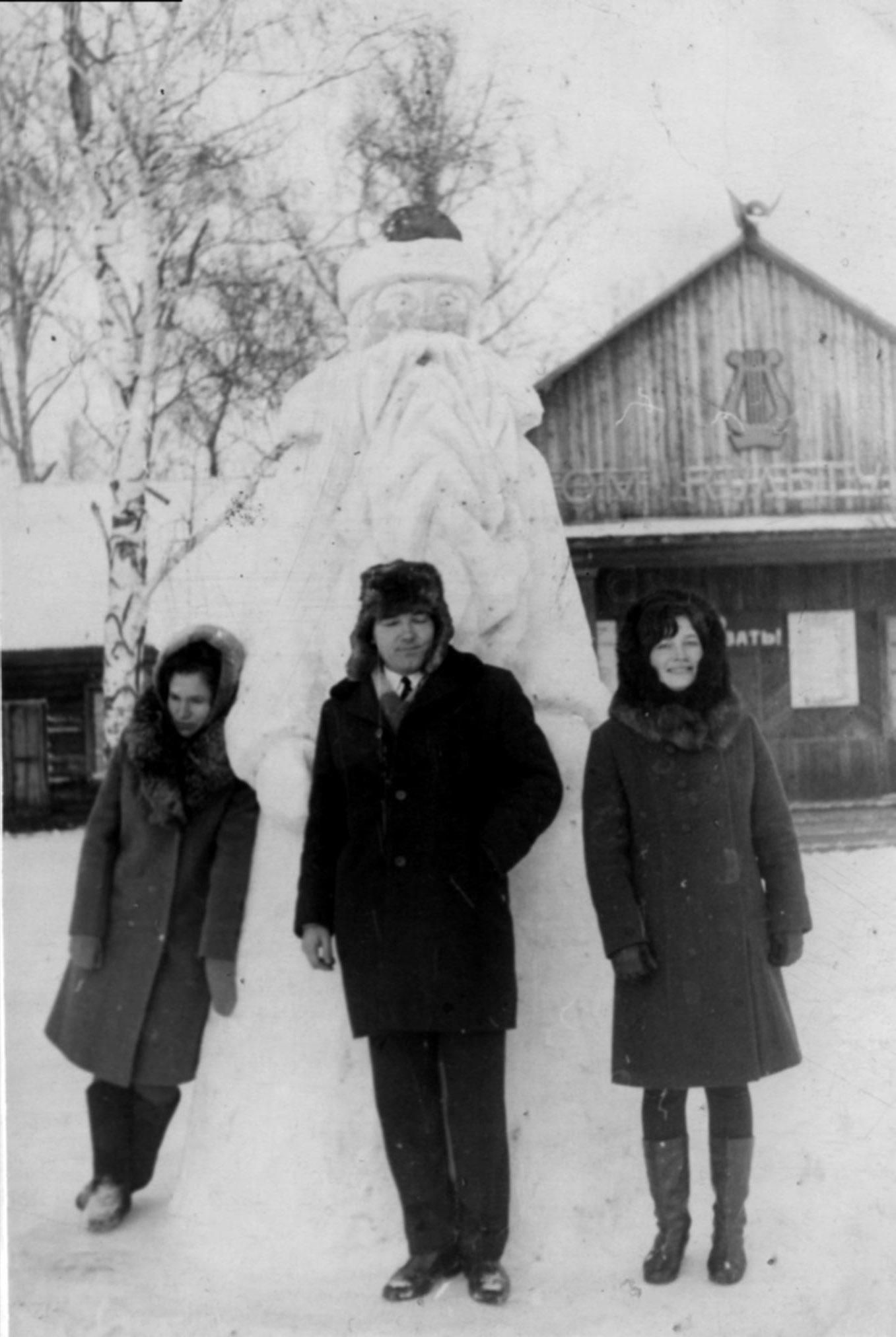 Мои снежные скульптуры около Дома культуры. 1972 г.