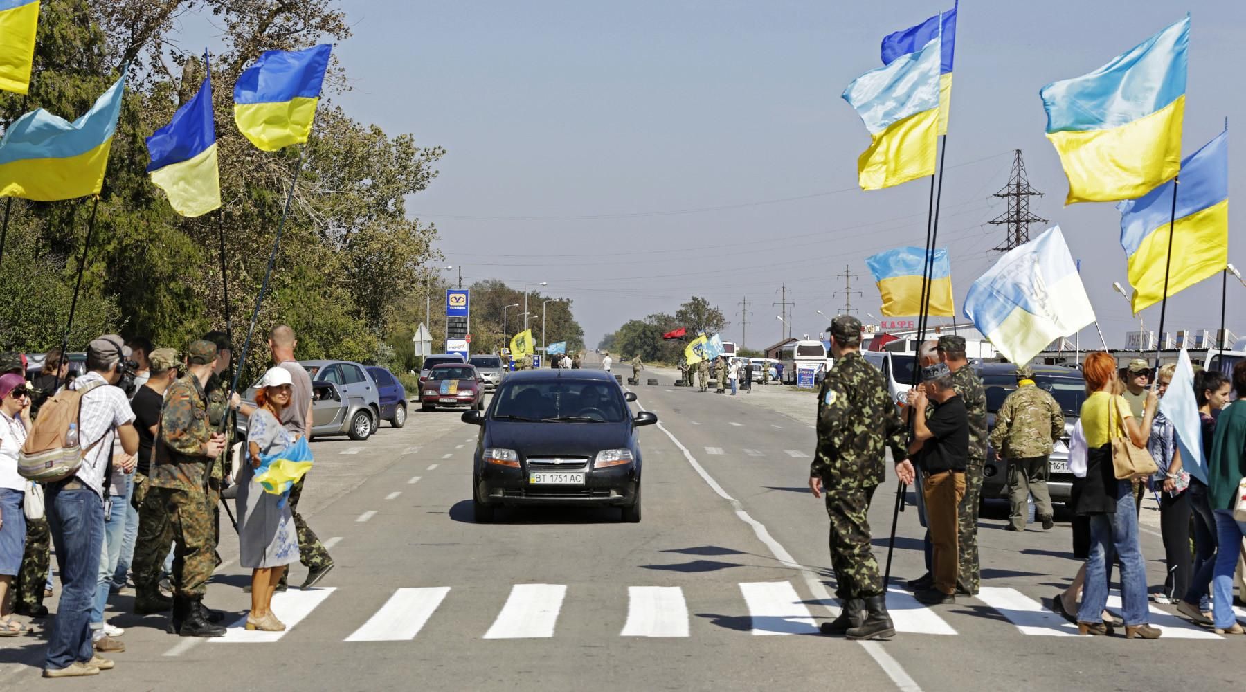 Активисты блокируют автомобильную трассу на границе Украины и Крыма у поселка Чонгар РИА Новости © Макс Ветров