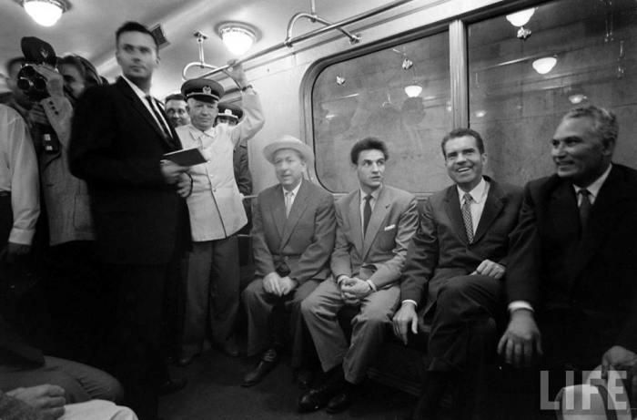 Вице-президент США Ричард Никсон в ленинградском метро, июнь 1959 г.
