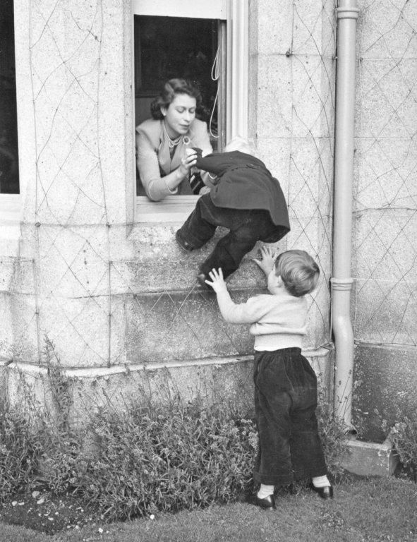 Королева Елизавета затаскивает принца Чарльза через окно, 1952 год.