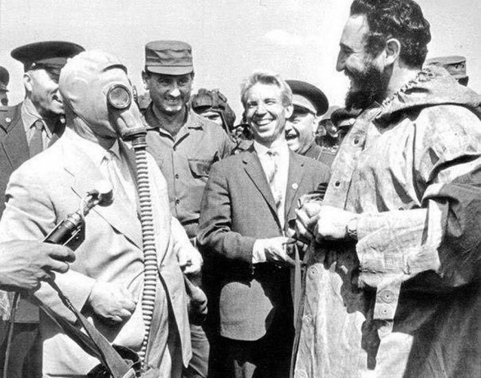 Н.С. Хрущев демонстрирует Фиделю Кастро новую модель противогаза. Москва, 1963 год