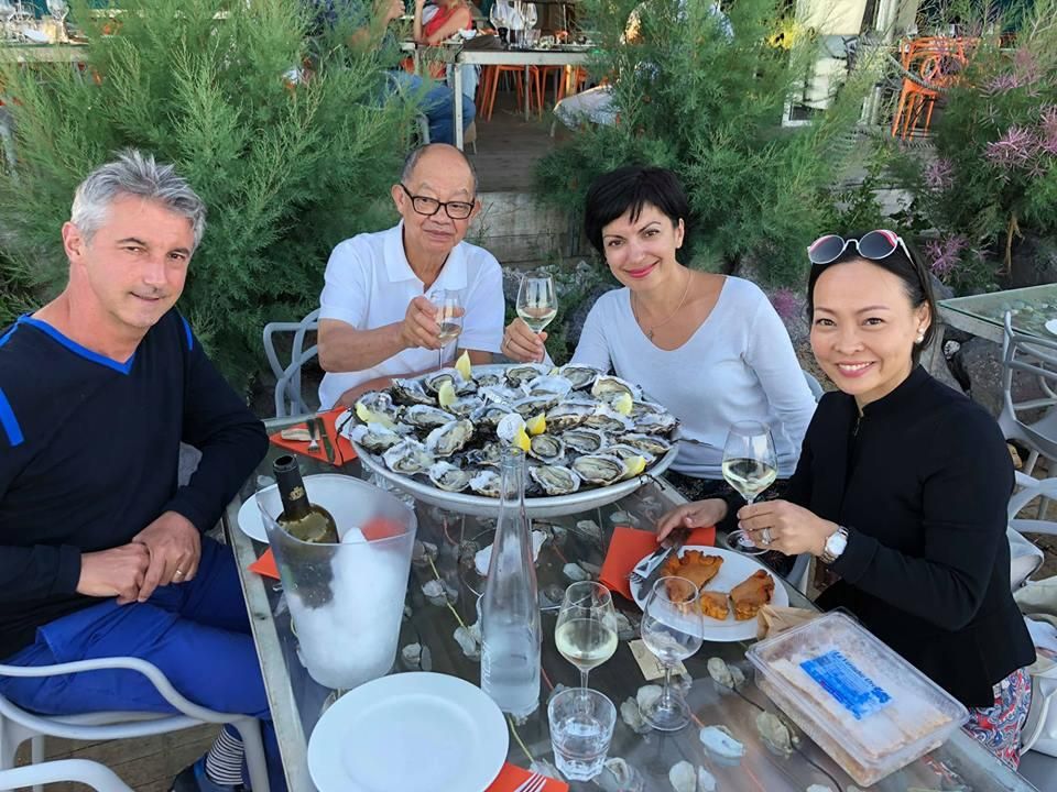 Gourmet feast with oysters at the bay