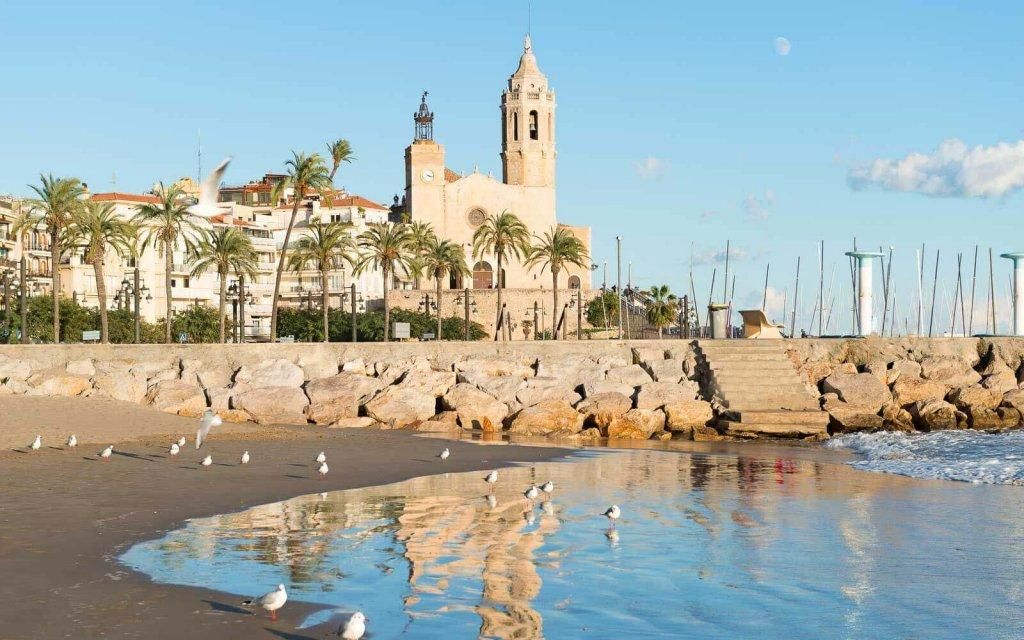 HISTORICAL TOUR IN SITGES + VISIT TO WINERY