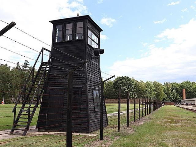 Сторожевая башня и крематорий в концлагере Штуттгоф Wikipedia.org. Фото: Gordon Roemhild