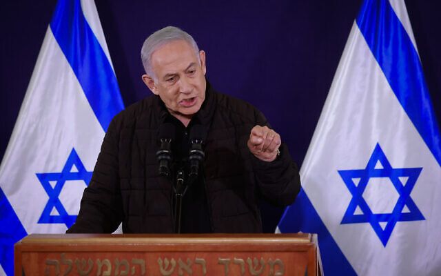 Премьер-министр Биньямин Нетаньяху говорит о войне между Израилем и Хамасом во время пресс-конференции 11 ноября 2023 года. (Марк Исраэль Селлем/POOL)