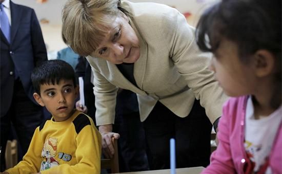Канцлер Германии Ангела Меркель во время посещения лагеря для беженцев в Турции. Фото: AFP