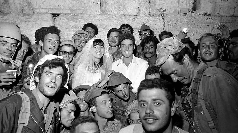 Десантник, один из первых ворвавшийся на Храмовую гору, здесь же и сыграл свадьбу, 9 июня 1967 года. Фото: Аарон Цукерман, ЛААМ