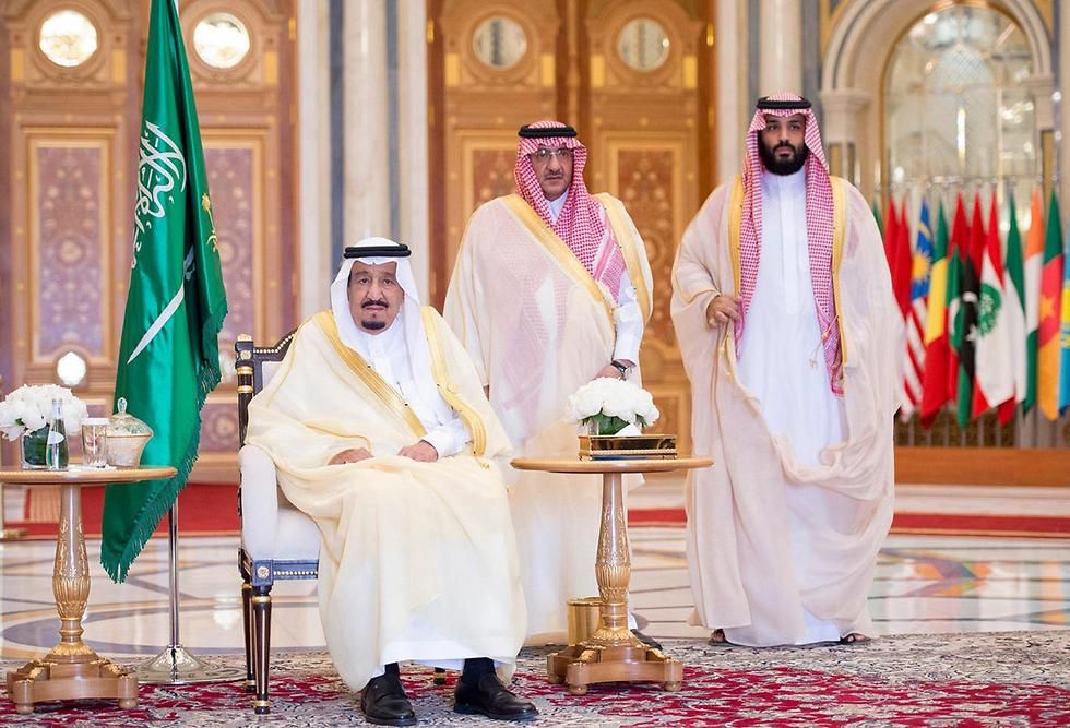 Слева направо: король Салман, отстраненный Мухаммед Бен-Наиф и новый наследный принц Мухаммед Бен-Салман. Фото: EPA