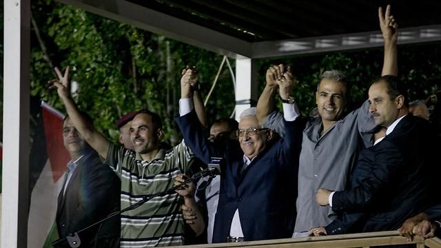 Абу-Мазен приветствует палестинских террористов, освобожденных из тюрьмы Фото: Охад Цвигенберг