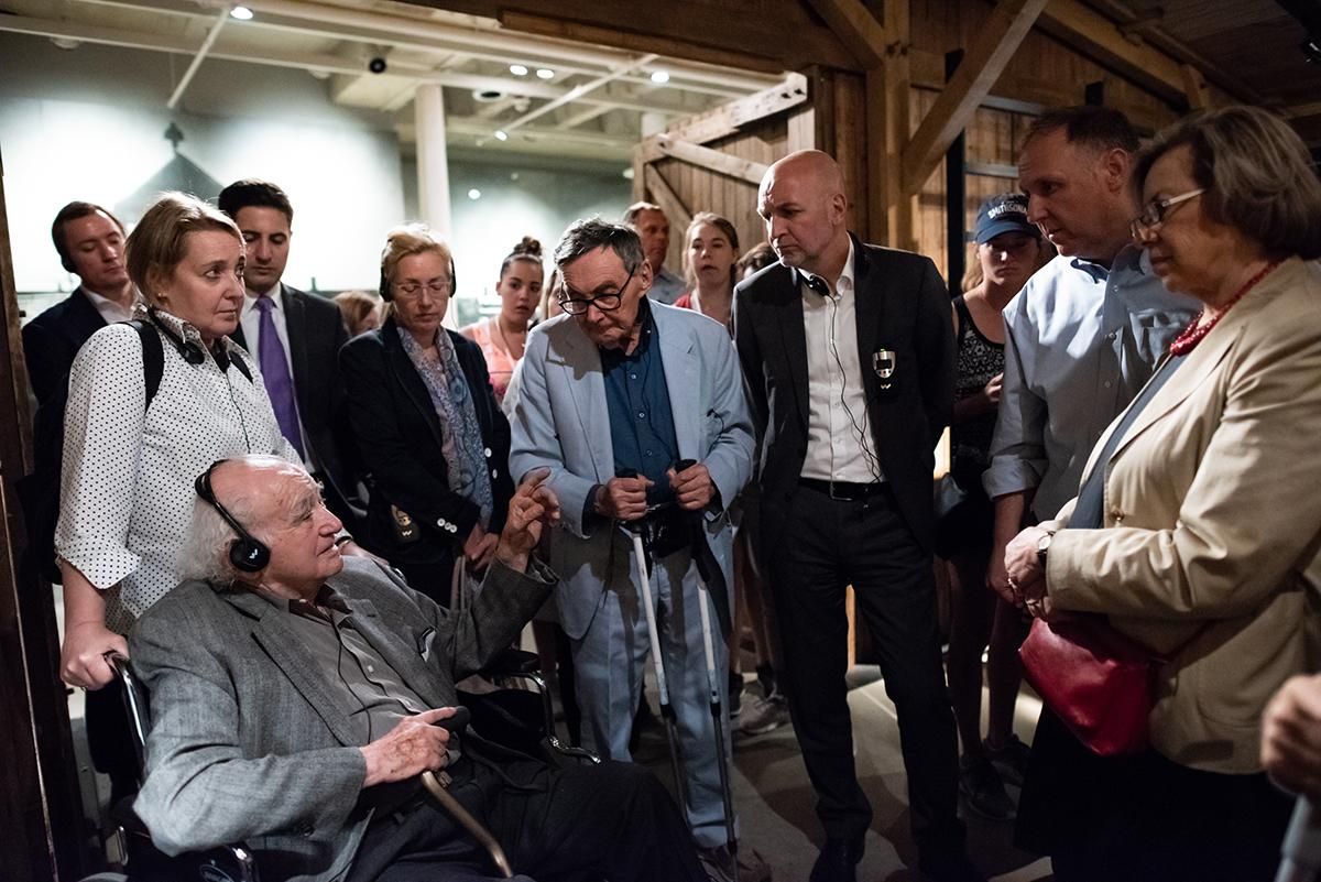 Бывший узник Освенцима Роман Кент (в инвалидном кресле) рассказывает делегации Германии о пережитых им ужасах (Мемориальный музей Холокоста в Вашингтоне, июль 2018 года)