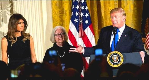 Дональд Трамп на церемонии в Белом доме 6 декабря 2018. Рядом с Меланьей Трамп – пережившая Холокост Луиза Лоренс-Израэльс. Фото: AFR