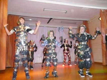 Танец «Роботы» исполняют ученики 5 класса школы имени М.Добужинского, хореограф Андрей Процив