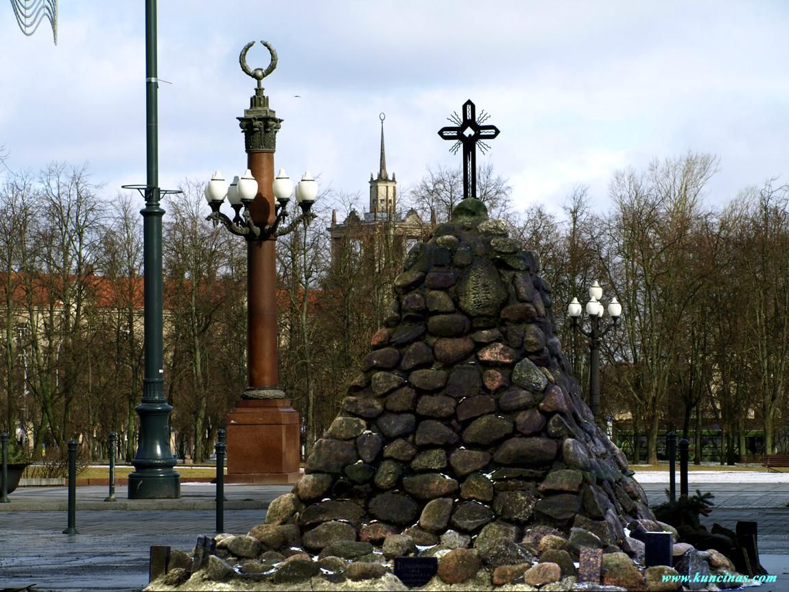 Памятник у музея жертв геноцида