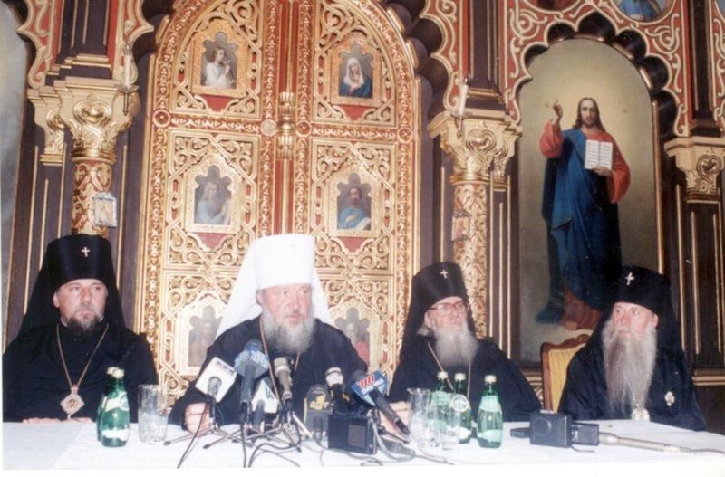 На снимке: митрополит Кирилл (второй слева) во время вильнюсской пресс-конференции 1997 года