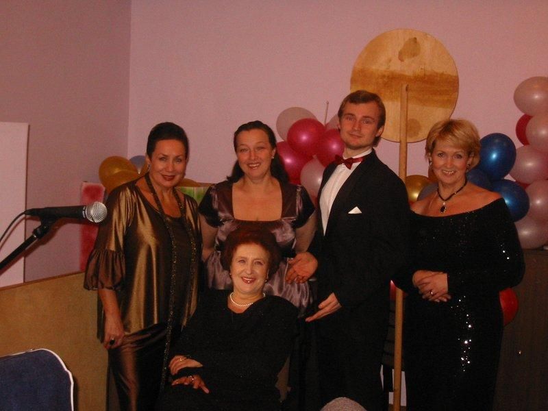 Вильнюсский дуэт «Ностальгия» (В.Бублявичене – крайняя слева, Т.Смирнова – крайняя справа) с участниками концерта лауреатов конкурса имени Изабеллы Юрьевой.