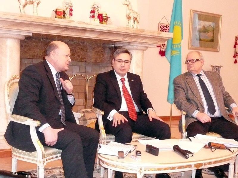 На снимке: участники «круглого стола» в посольстве Казахстана в Литве (слева направо) В.Наудужас, Г.Койшыбаев и А.Эйдинтас.
