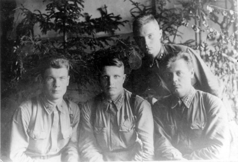Ю.Балтрунас (стоит) в 1942 году с однополчанами, которые через год погибнут под Псковом.