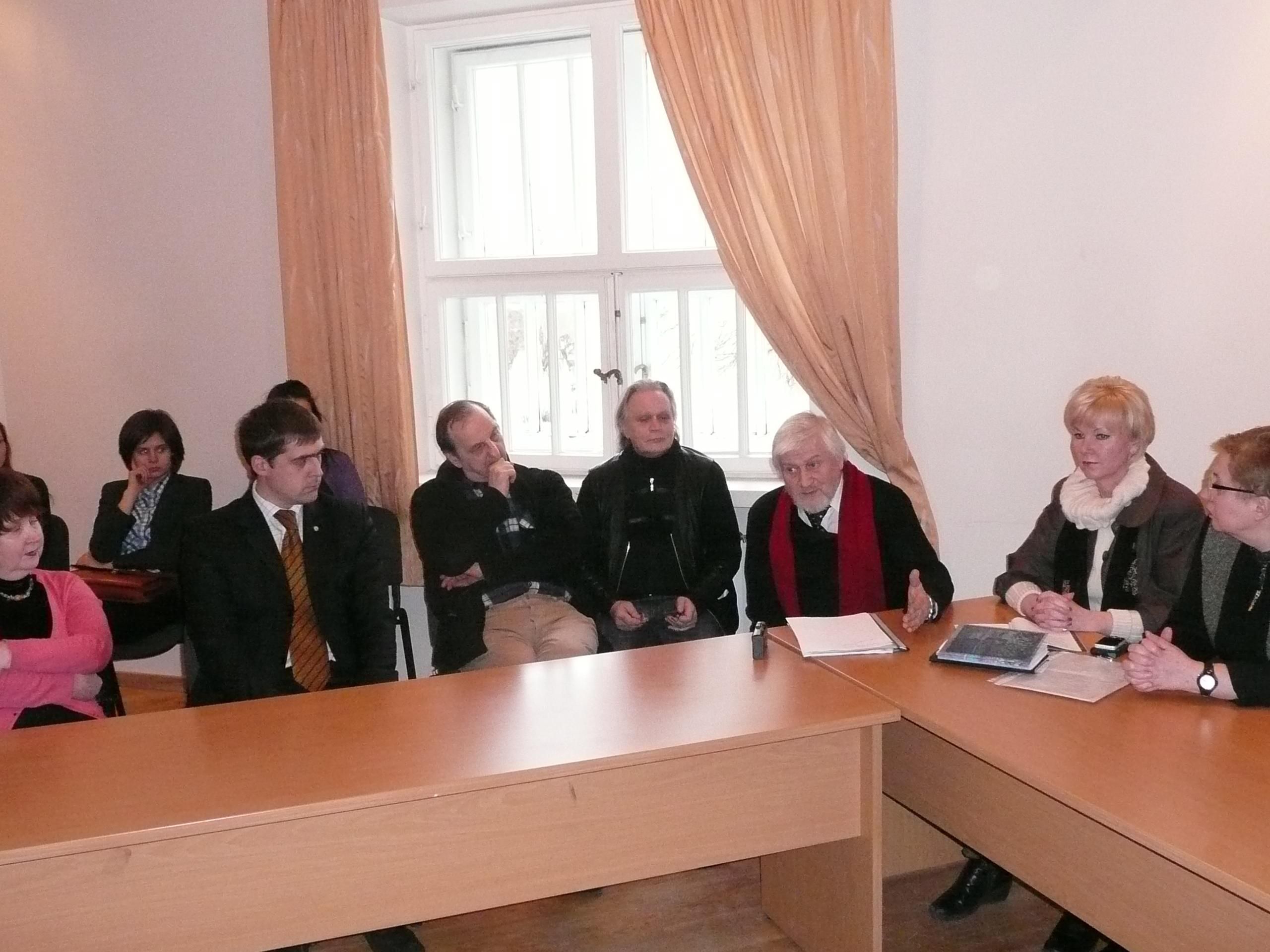 Моменты встречи коллектива Русского драмтеатра Литвы и вильнюсских учителей и студентов.