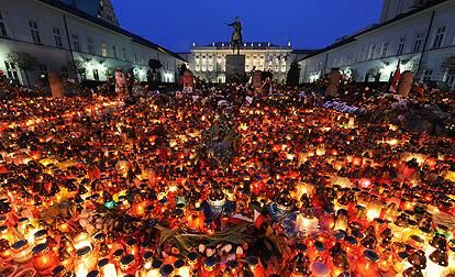 Люди несут свечи, чтобы почтить память жертв авиакатастрофы под Смоленском