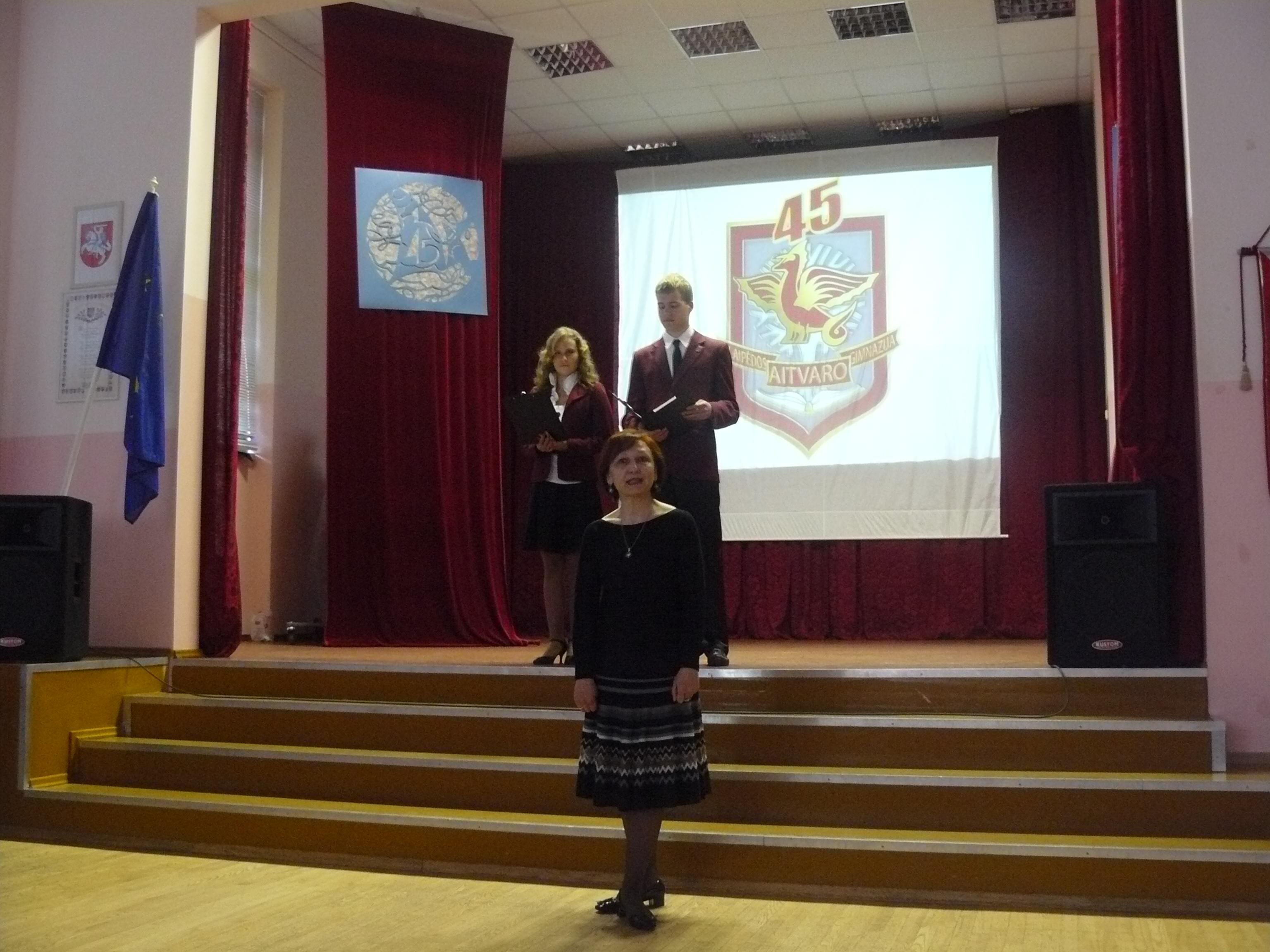 Директор гимназии "Айтварас" поздравляет всех учеников, бывших и настоящих, с юбилеем.