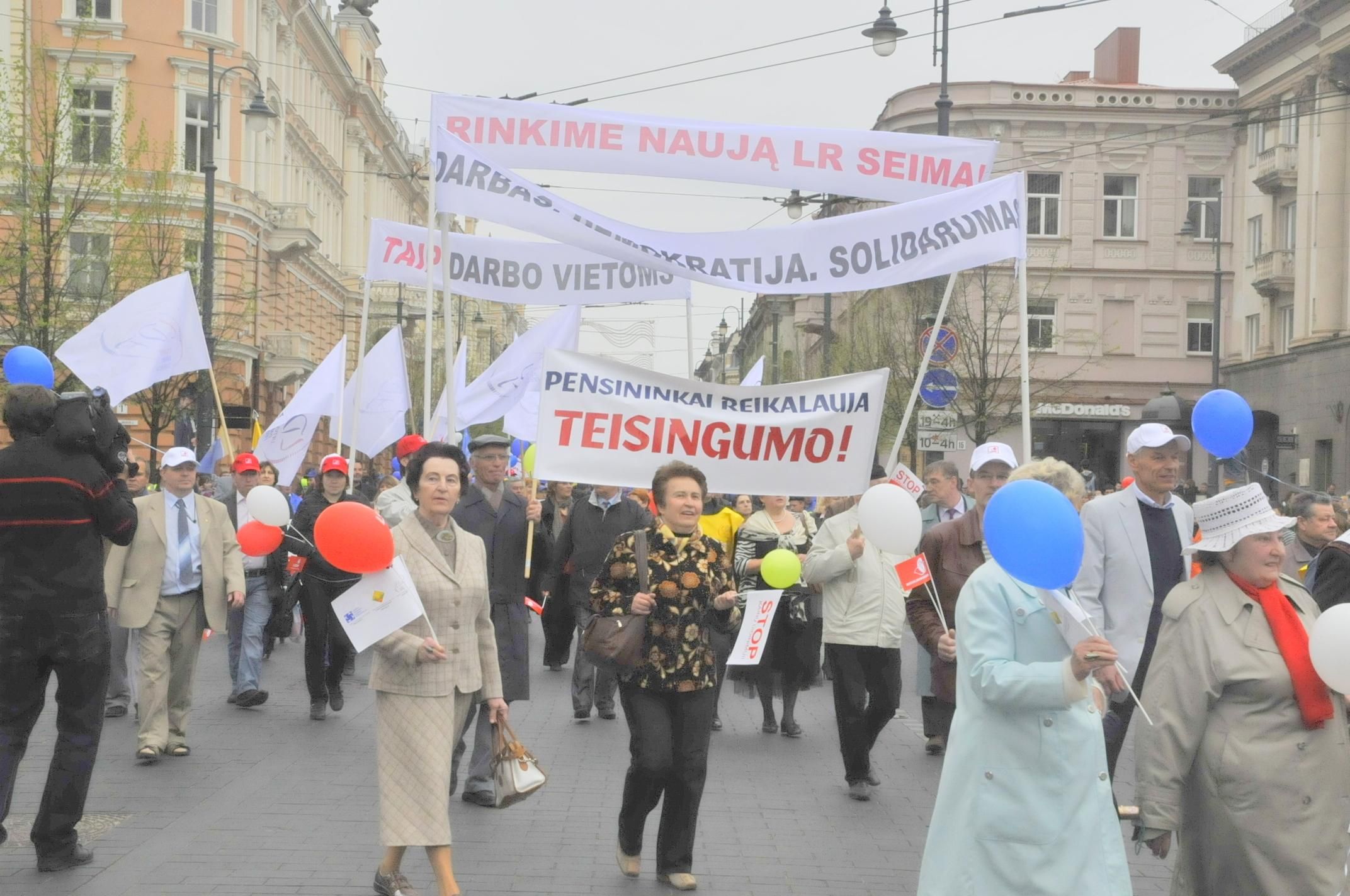 Пенсионные проблемы также подниались участниками первомайского шествия в Вильнюсе. Фото Владимира Клоповского.