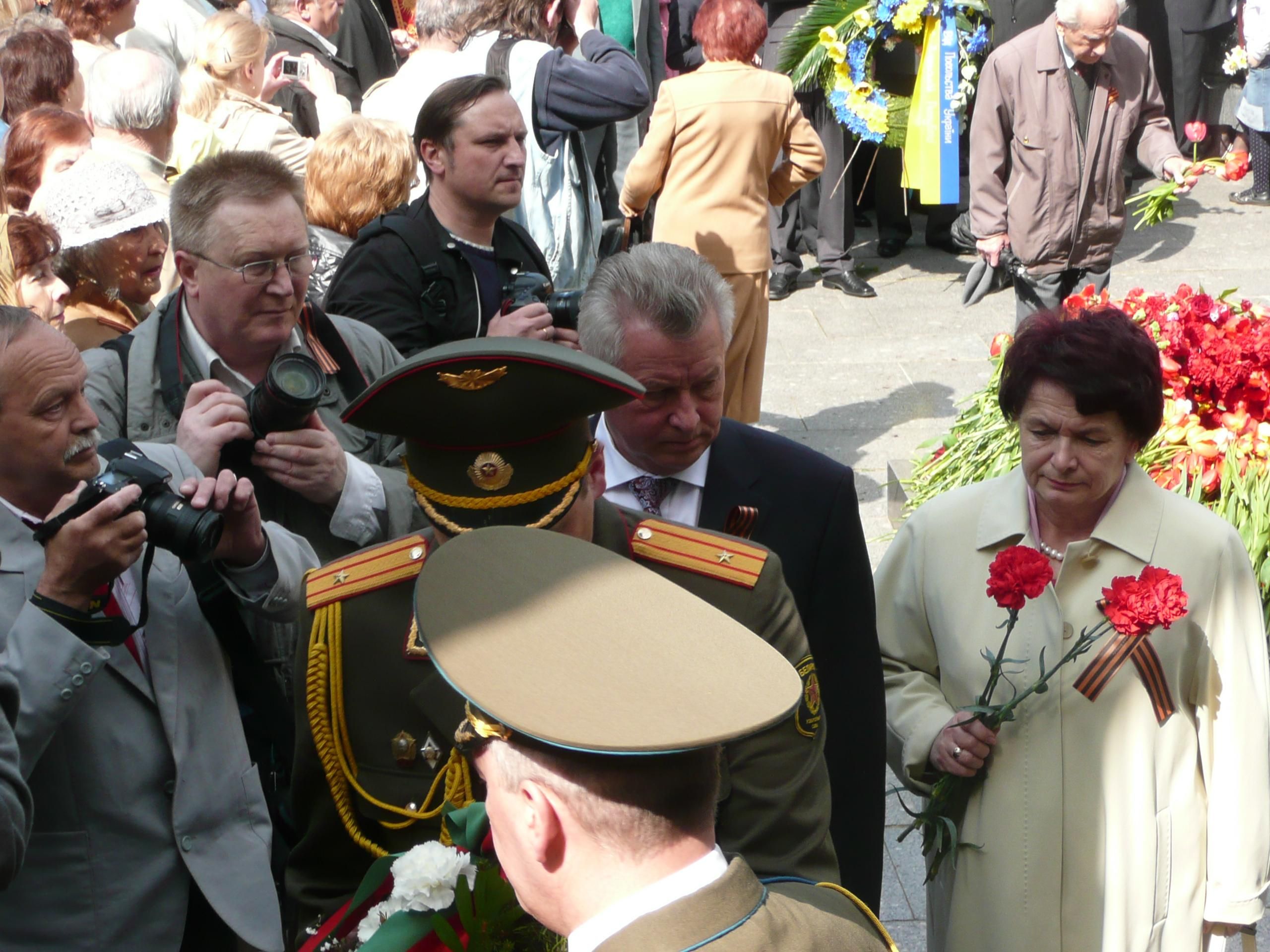 Цветы возлагает Посол Беларуси в Литве Владимир Дражин