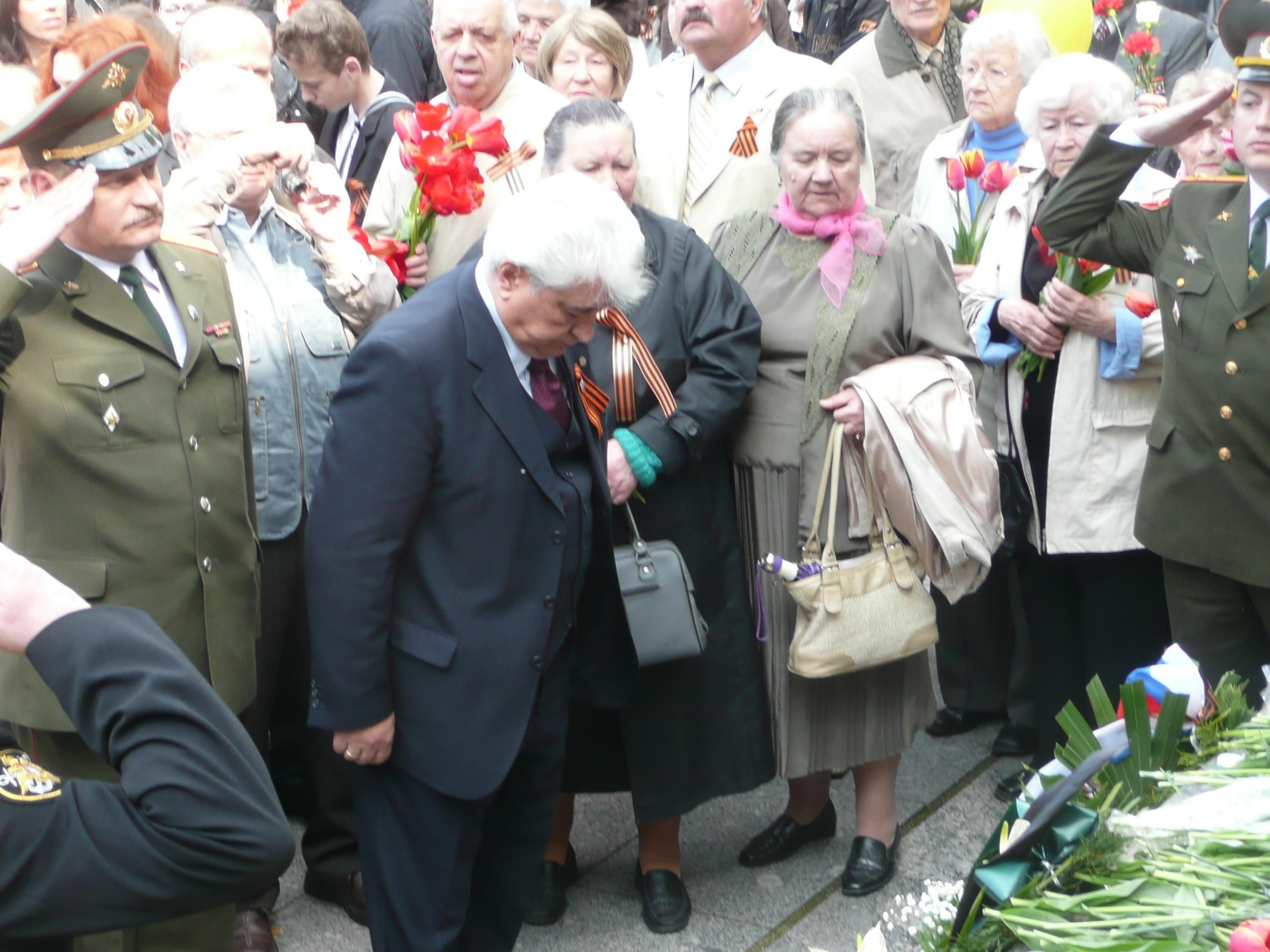 Цветы возлагает Посол России в Литве Владимир Чхиквадзе