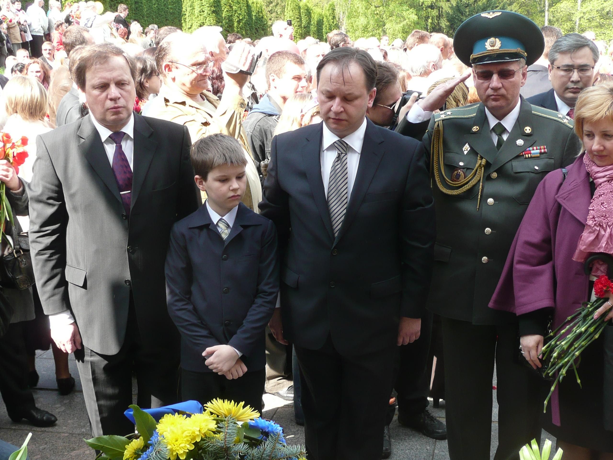 Цветы возлагает Посол Украины в Литве Игорь Прокопчук