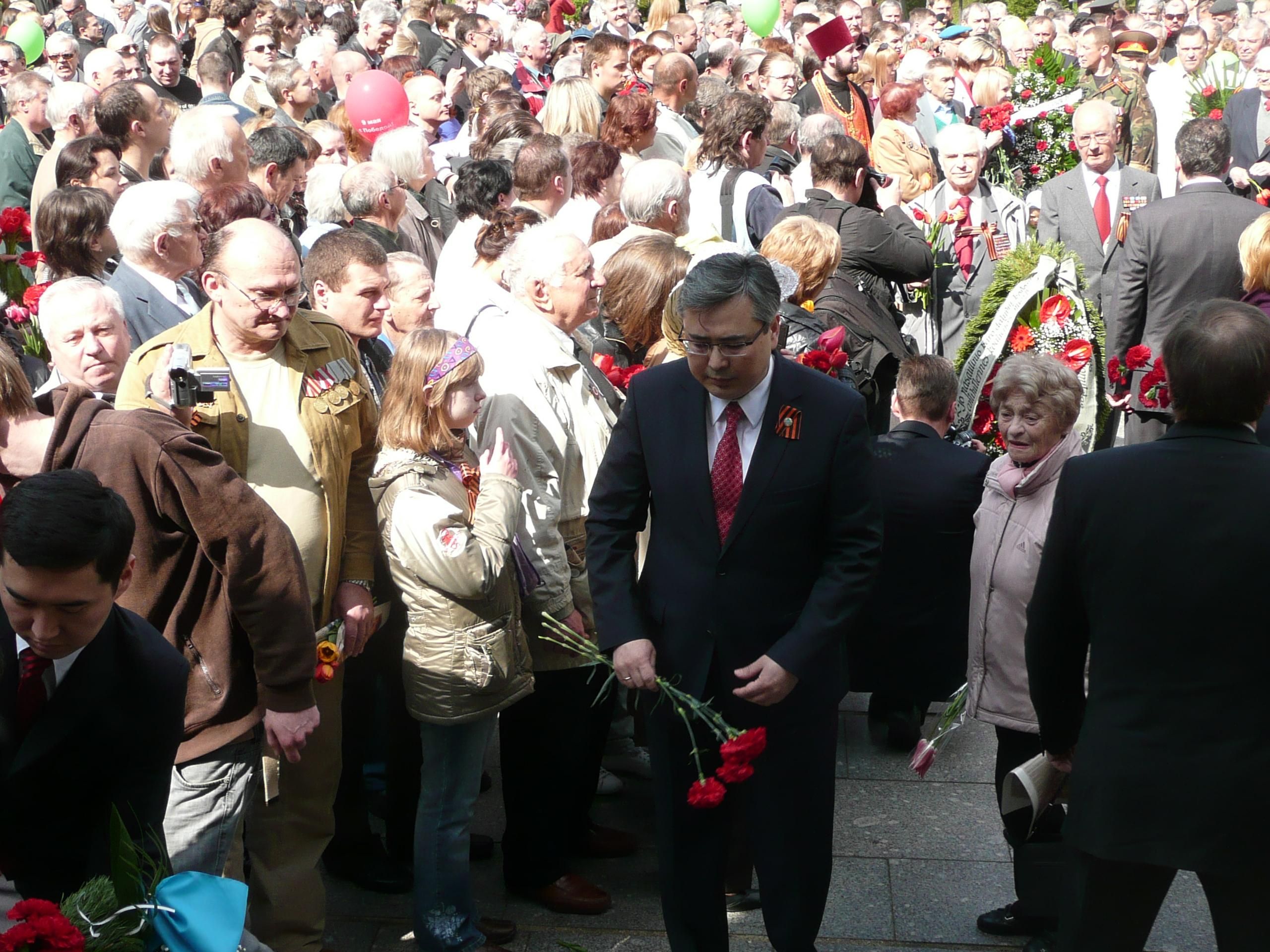 Цветы возлагает Посол Казахстана в Литве Галымжан Койшыбаев.