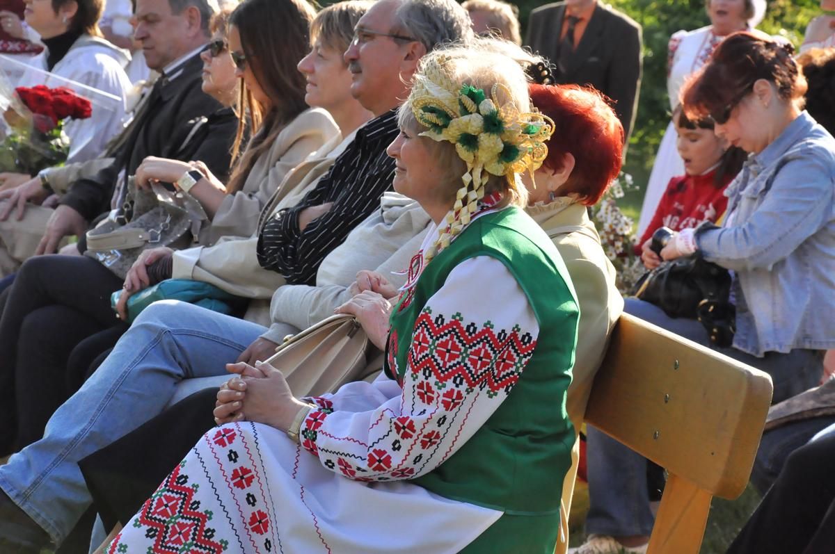 Елена Мирончик и почётные гости праздника.