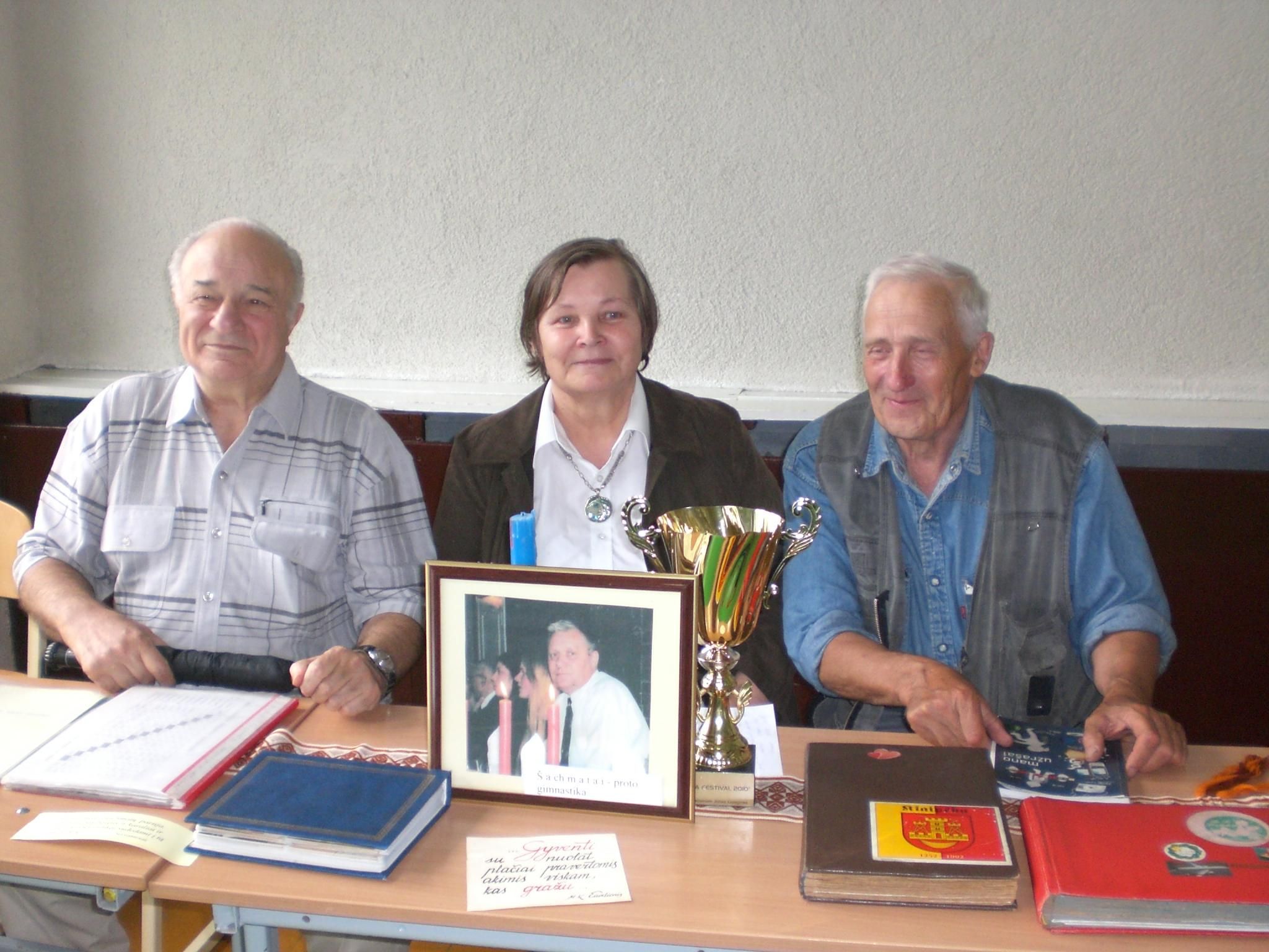 (Слева направо) почётный гость и старейший шахматист города Борис Румянцев, Лина Лапегинене, Гинтаутас Борщаускас – тренер и активный пропагандист шахмат.