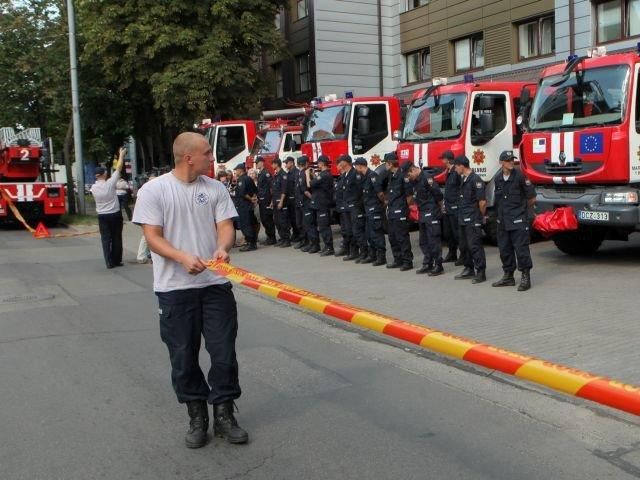 Литовские пожарные готовятся к отправке в Россию. Фото www.lrytas.lt