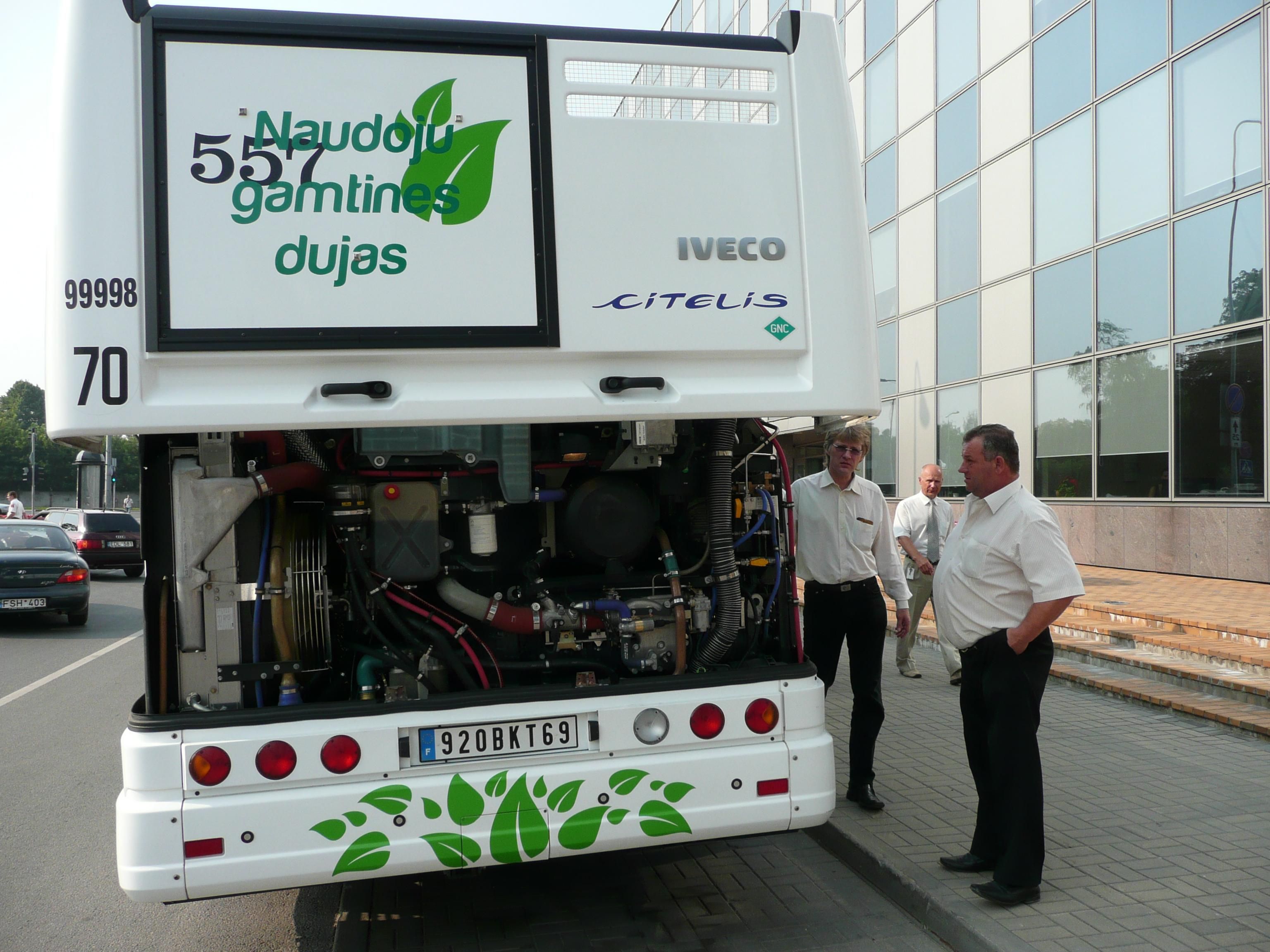Французские производители предлагают Вильнюсу автобус, который ездит на природном газе. Фото "Обзора".