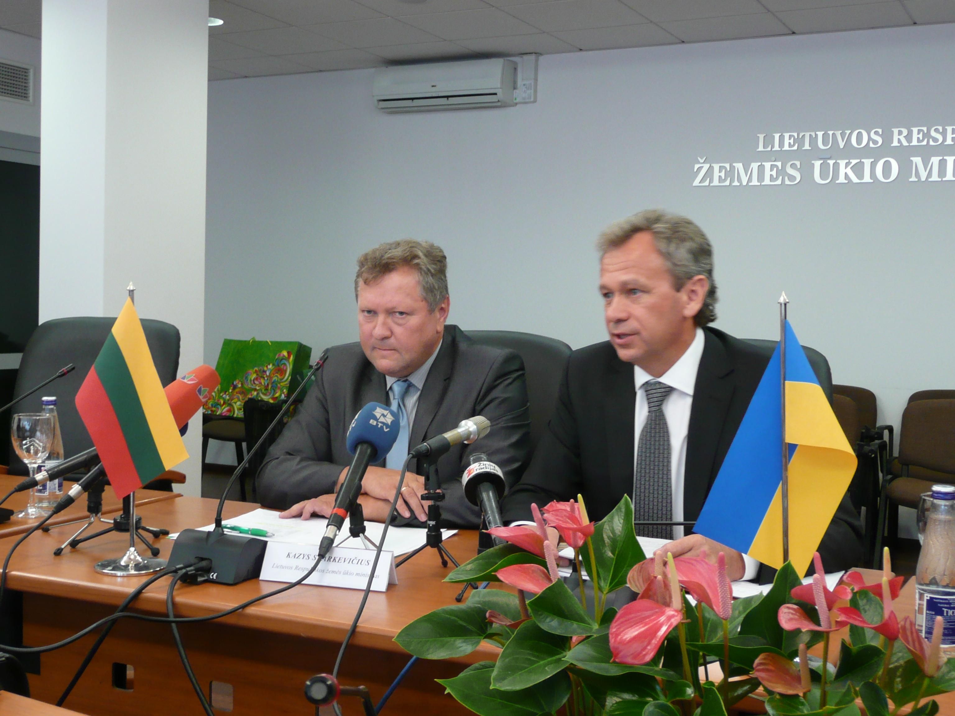 министры сельского хозяйства Литвы и Украины – Казис Старкявичюс (слева) и Николай Присяжнюк. Фото Александра ШУЛЬГИ.
